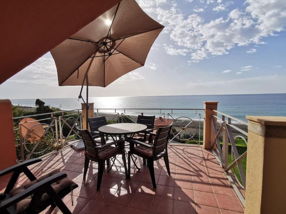 Exclusive Beachfront Penthouse Almayate Alto Exterior photo