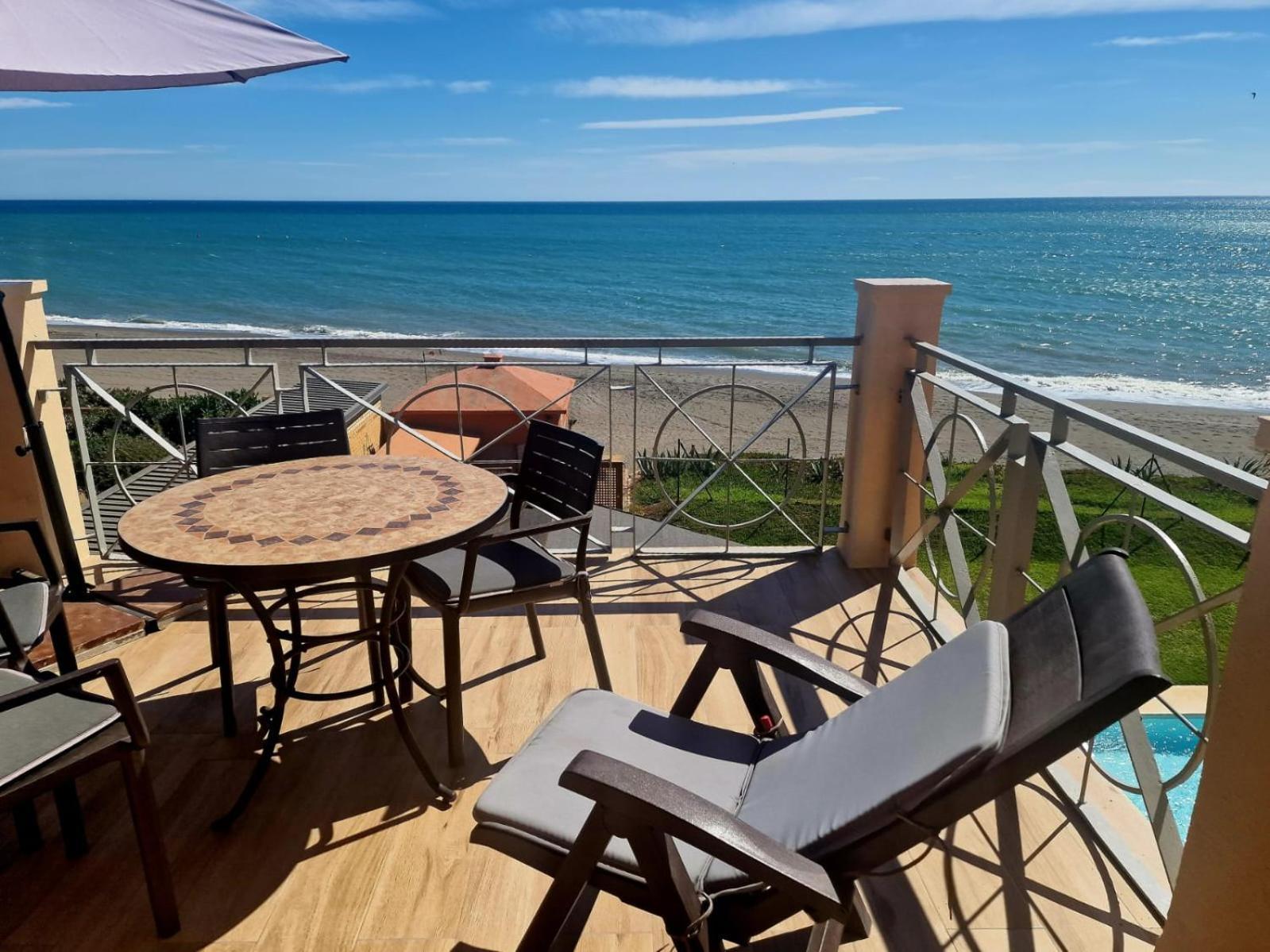 Exclusive Beachfront Penthouse Almayate Alto Exterior photo